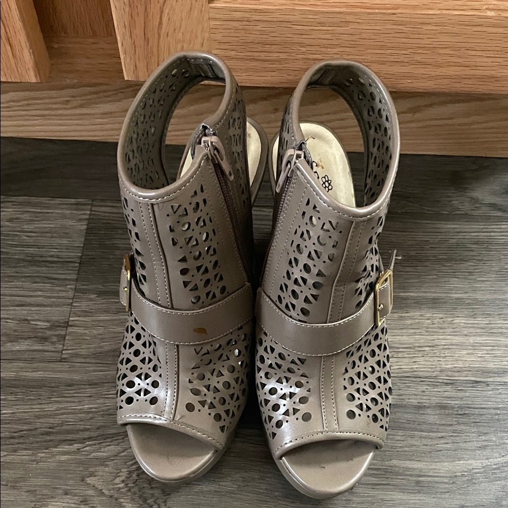 Stylish Women's Peep-Toe Sandals